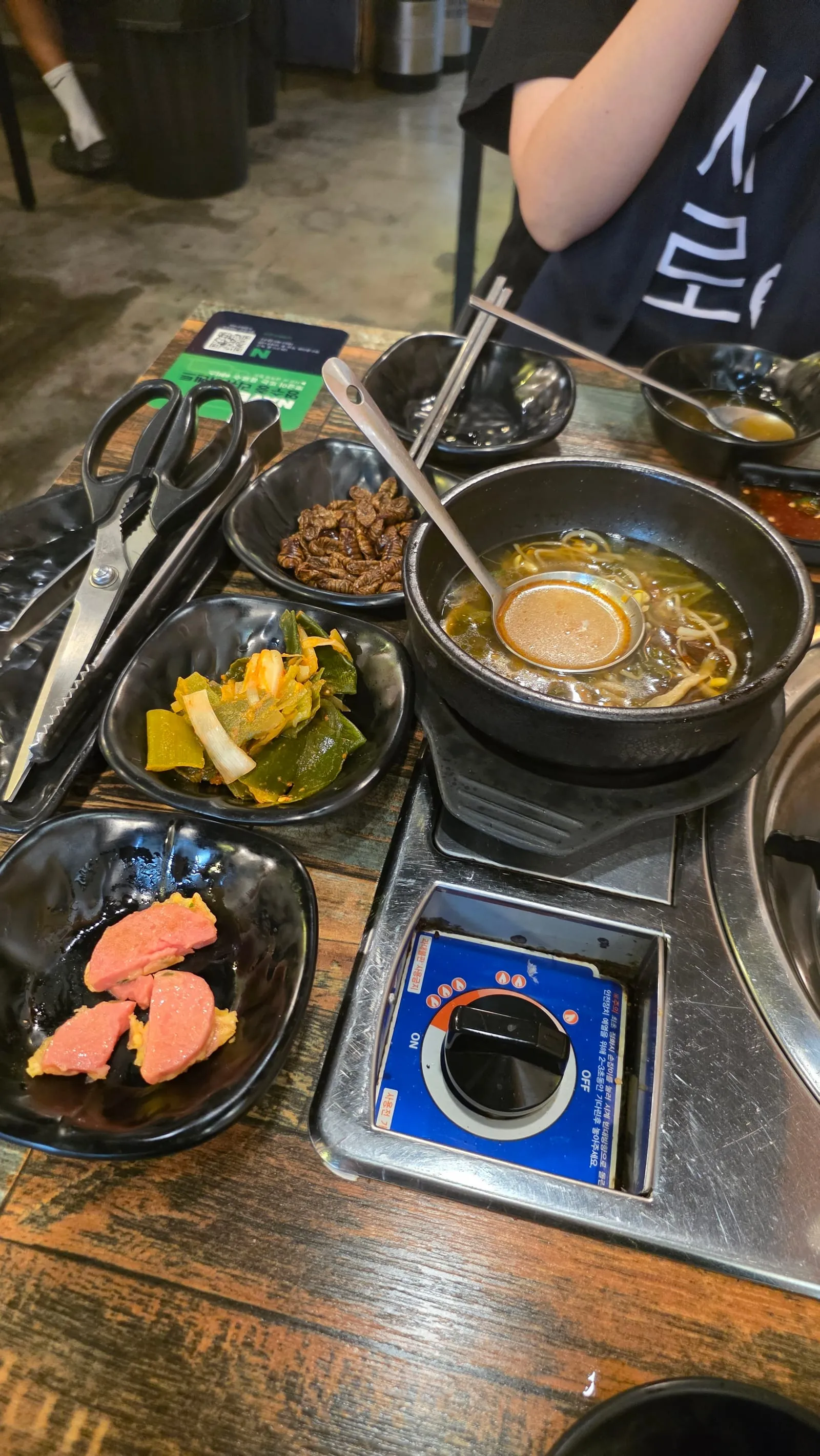 남매한우곱창 기본 찬 — 분홍소시지, 대파 김치, 선지 해장국, 번데기