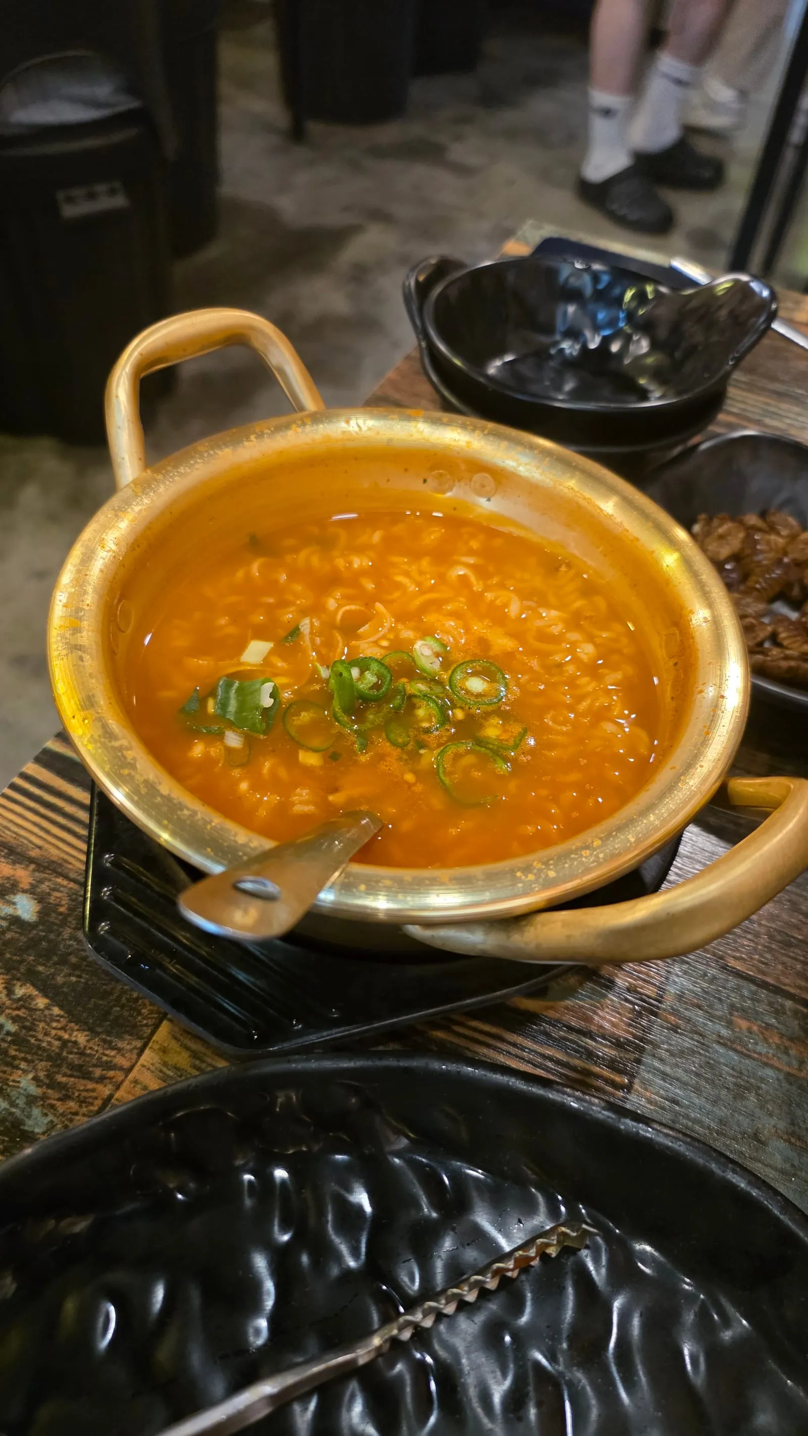 다 부숴 끓여주는 남매한우곱창의 뽀글이 — 숟가락으로 퍼먹기 좋은 서비스 라면