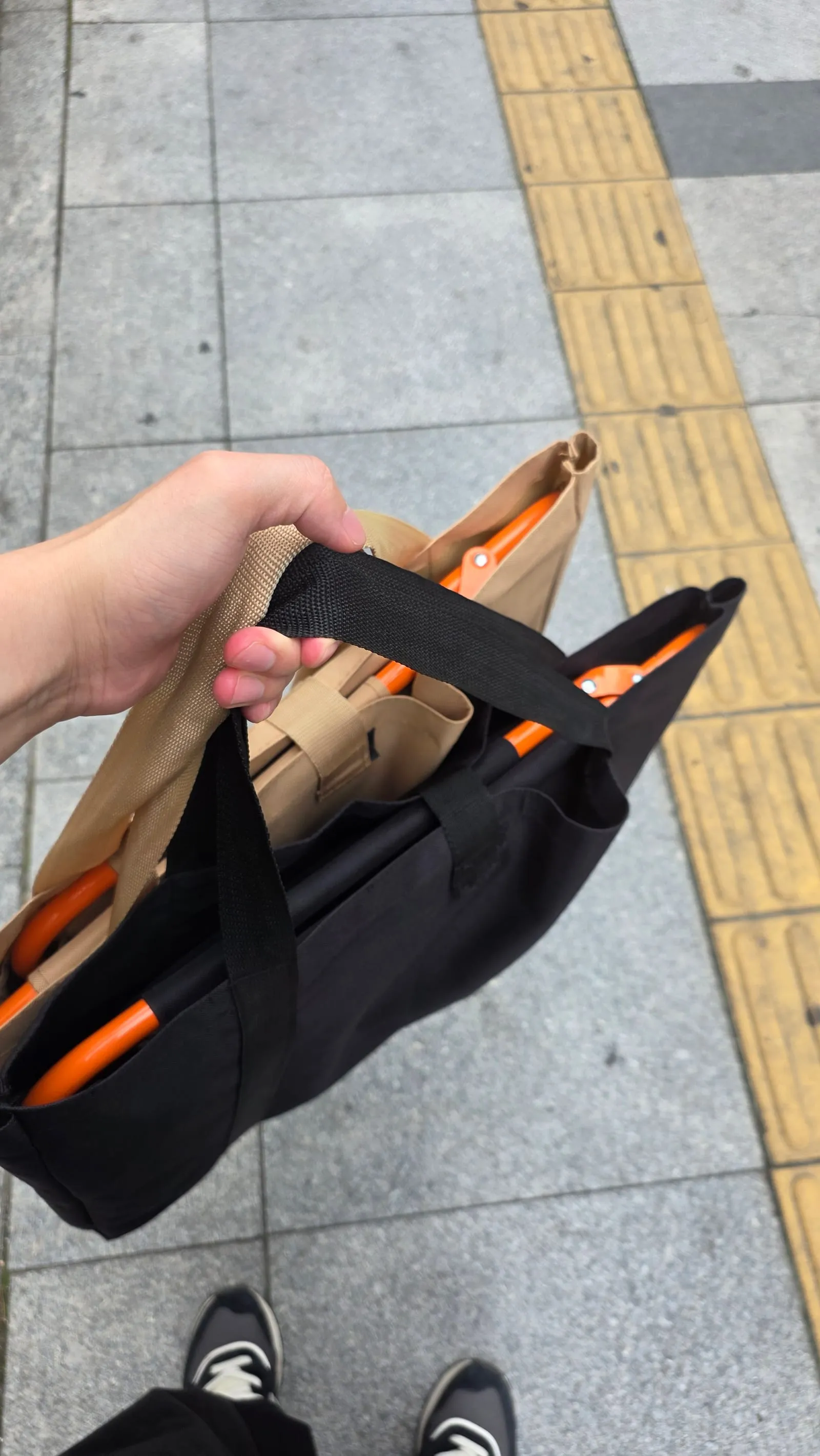 당근마켓으로 직거래한 2021년 던킨도너츠 좌식 폴딩 의자 — 베이지·블랙 가방에 담긴 주황 프레임